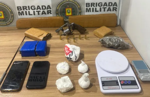 Drogas, arma, munições e outros objetos foram apreendidos no bairro Aviação (Foto: Brigada Militar/Divulgação)