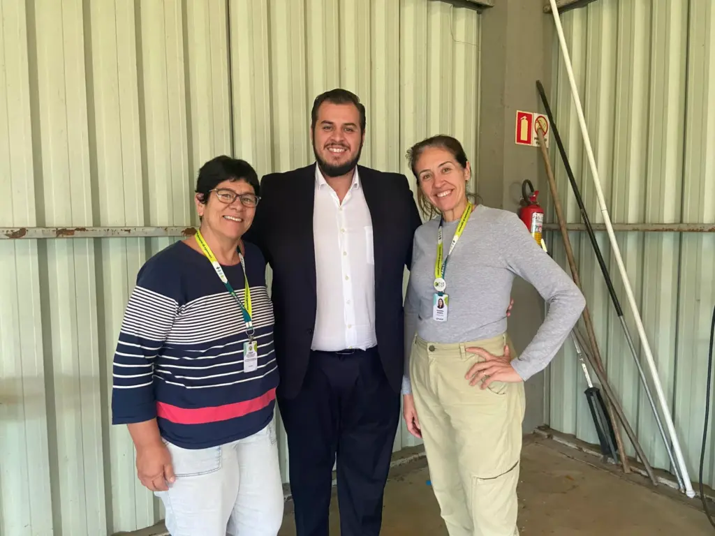 Educadoras sociais Liane Berenice da Cunha Niedermayer e Claudia Rejane Duarte da Rosa com o supervisor Leonardo Duarte da Rosa. Ao fundo, o local onde ficará a sala
(Foto: Leonardo Pereira)