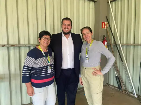 Educadoras sociais Liane Berenice da Cunha Niedermayer e Claudia Rejane Duarte da Rosa com o supervisor Leonardo Duarte da Rosa. Ao fundo, o local onde ficará a sala
(Foto: Leonardo Pereira)