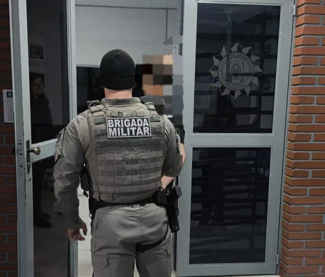 Criminoso ameaça funcionários e rouba dinheiro de estabelecimento comercial em Venâncio Aires Criminoso ameaça funcionários e rouba dinheiro de estabelecimento comercial em Venâncio Aires