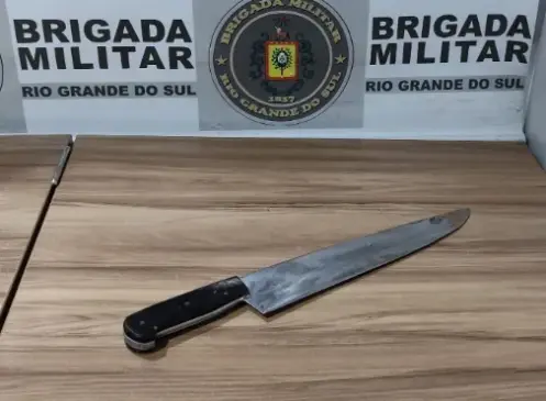 Faca usada no atentado, no interior de Vila Mariante, foi apreendida pela Brigada Militar (Foto: Brigada Militar/Divulgação)