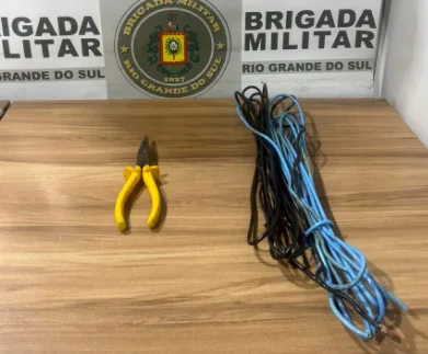 Casal estava furtando fios em uma casa desabitada e foi encaminhado ao sistema prisional (Foto: Brigada Militar/Divulgação)