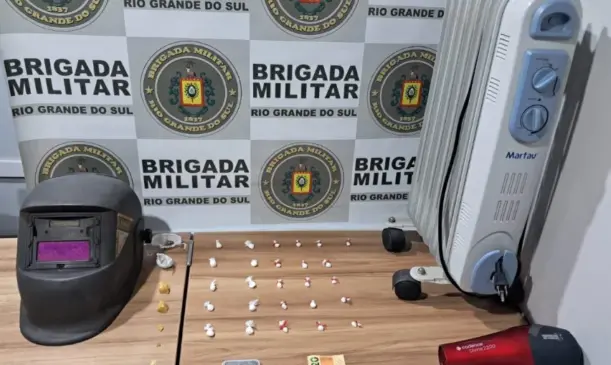 Drogas e outros objetos foram apreendidos (Foto: Brigada Militar/Divulgação)