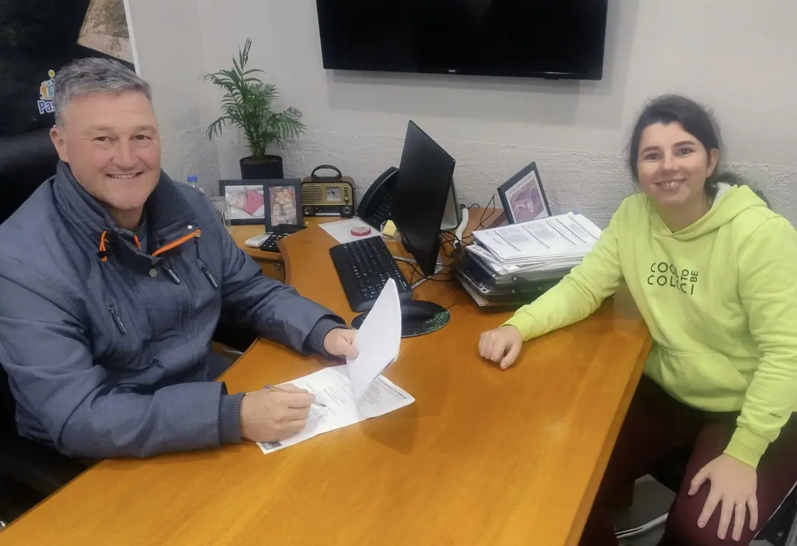 Prefeito Edgar Thiesen e a presidente da Coopasvale, Vanessa Ferreira, celebram a assinatura que auxilia agroindústrias familiares (Foto: AI Prefeitura)