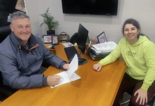 Prefeito Edgar Thiesen e a presidente da Coopasvale, Vanessa Ferreira, celebram a assinatura que auxilia agroindústrias familiares (Foto: AI Prefeitura)