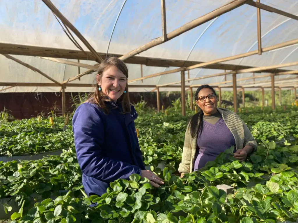 Djeimi e a agricultora Marli Rosângela de Oliveira (Foto: Júlia Brandenburg)