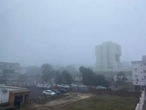 Foto tirada da sede da Folha do Mate, na rua Visconde do Rio Branco, onde é possível ver a neblina (Foto: Júlia Brandenburg)