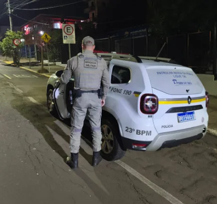 Dupla foi presa em frente a sede do INSS, no Centro (Foto: Brigada Militar/Divulgação)