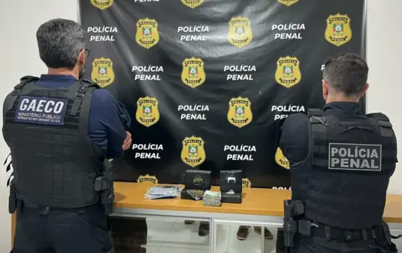 Tijolos de maconha e cocaína, celulares e dinheiro estavam dentrro de armários utilizados pelo servidor (Foto: MP/Divulgação)