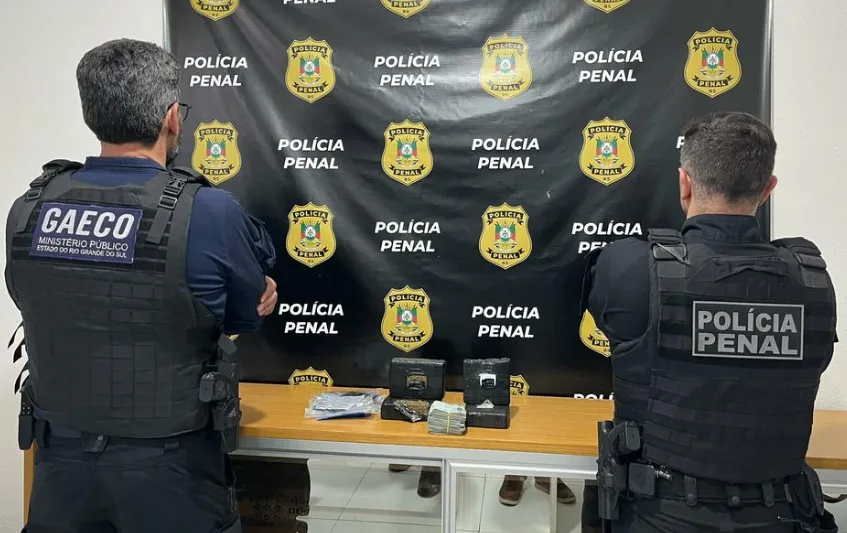 Tijolos de maconha e cocaína, celulares e dinheiro estavam dentrro de armários utilizados pelo servidor (Foto: MP/Divulgação)