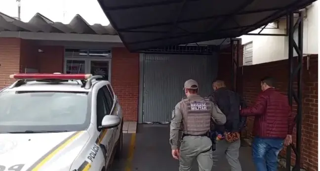 Suspeito foi encaminhado à Delegacia de Polícia nesta sexta-feira (Foto: Reprodução)
