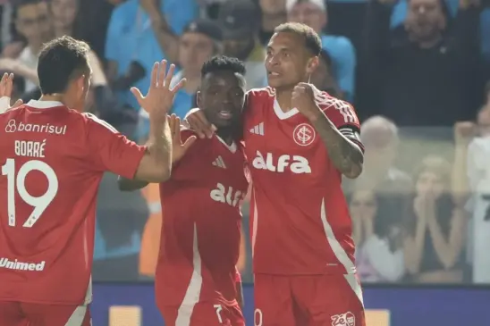 Carbonero e Alan Patrick comemoram o primeiro gol