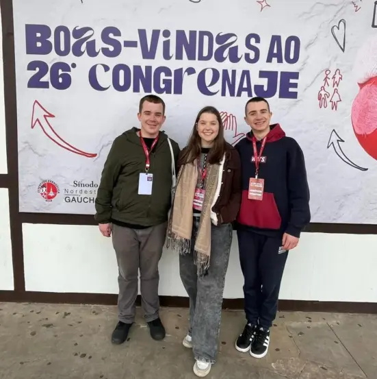 Gabriel, Júlia e Rafael representaram a Paróquia de Venâncio no evento que reuniu 1,3 mil jovens luteranos de todo o Brasil (Foto: Arquivo pessoal)