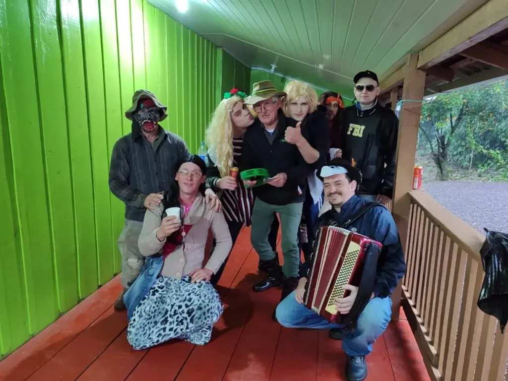 Grupos vão caracterizados até as casas (Foto: Arquivo pessoal)