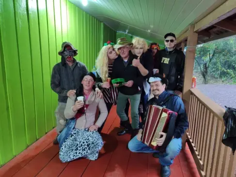 Grupos vão caracterizados até as casas (Foto: Arquivo pessoal)