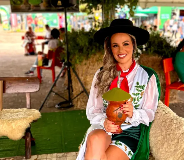 Lenço e chapéu do traje típico da Fenachim estarão com Larissa durante a escolha (Foto: Arquivo pessoal)