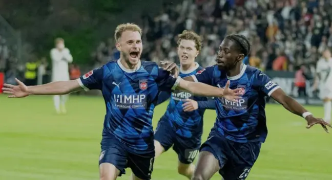 Léo participou diretamente dos quatro gols que mantiveram sua equipe na Bundesliga (Foto: FC Heidenheim/Divulgação)