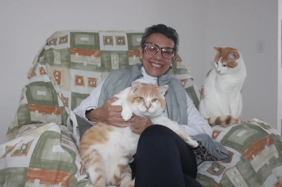 Cida como os gatos Lorde Boris Chorão e Princesa Berin: uma nova vida na Capital do Chimarrão (Foto: Juliana Bencke/Folha do Mate)