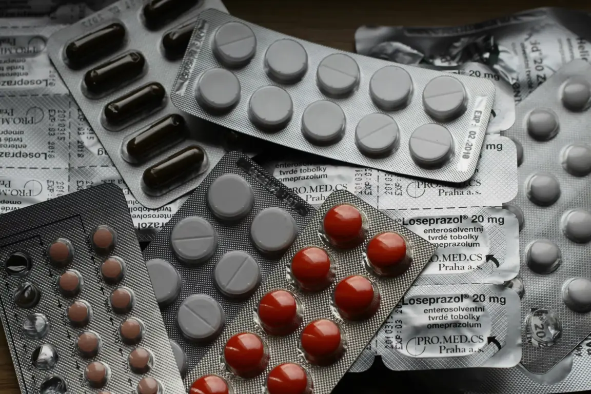 Medicamentos vencidos, em desuso e as próprias embalagens não podem ser colocados no lixo comum, pelo risco de contaminação do solo e da água (Foto: Pexels/Divulgação)