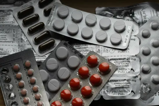 Medicamentos vencidos, em desuso e as próprias embalagens não podem ser colocados no lixo comum, pelo risco de contaminação do solo e da água (Foto: Pexels/Divulgação)