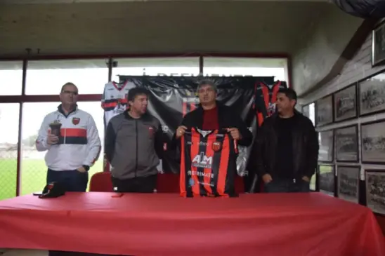 Ex-zagueiro Gilmar Miguel Iser, com a camisa do Guarani em mãos, quer novamente fazer história no clube, agora na função de técnico. (Foto: Roni Müller)