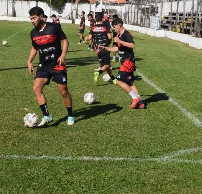Trabalhos físicos alternados com posse de bola, condução e passe fazem parte do planejamento inicial da comissão técnica. (Foto: Roni Müller)