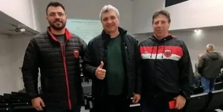 Jonas Reis, técnico Gilmar Iser e o presidente Jorge Antônio da Silveira participaram do Congresso Técnico na capital gaúcha. (Foto: Divulgação)
