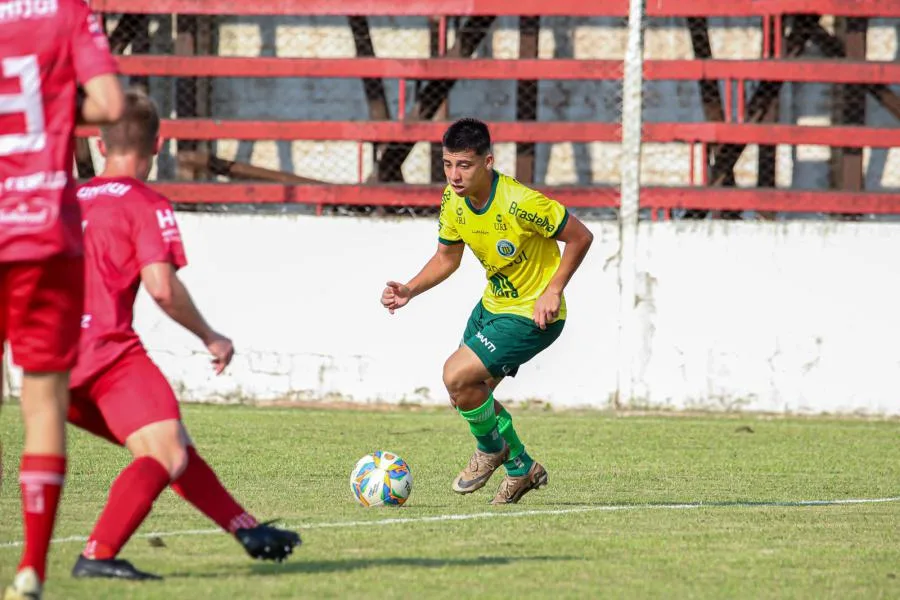 O extrema Matheus Henrique da Silva, 20 anos, que vem do Ypiranga, de Erechim, é o mais jovem até o momento no grupo do Guarani. (Foto: Arquivo pessoal) O extrema Matheus Henrique da Silva, 20 anos, que vem do Ypiranga, de Erechim, é o mais jovem até o momento no grupo do Guarani. (Foto: Arquivo pessoal)
