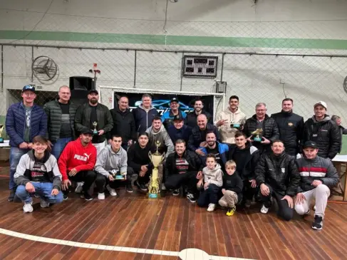 Galera do São Luiz que em grande número foi para a foto oficial do tricampeonato consecutivo e tetra da Copa Serrana. (Foto: J30 Eventos/Divulgação)