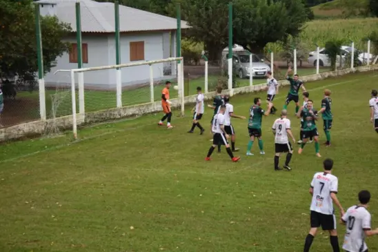 Neste domingo, 25, serão conhecidas as equipes que seguirão na condição de postulantes ao título de 2025. A 2ª Divisão irá apontar o primeiro finalista. (Foto: Roni Müller)
