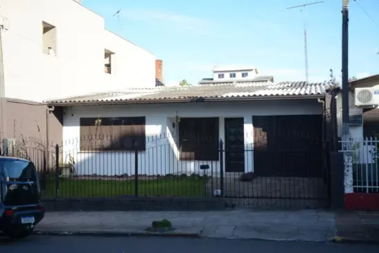 Prédio onde funcionará o albergue se localiza na rua Voluntários da Pátria, no Centro (Foto: Alvaro Pegoraro)
