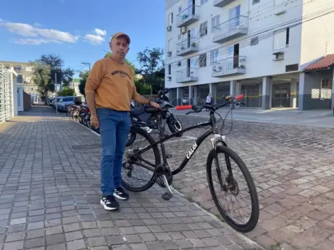 Professor Altair Bender utiliza a bicicleta todos os dias para ir ao trabalho (Foto: Juan Grings)