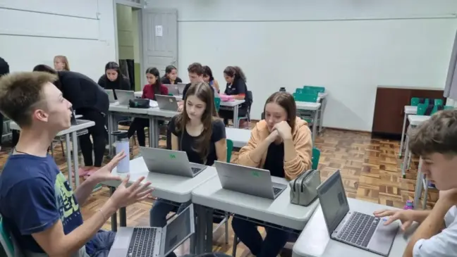 Sala de aula foi transformada em ‘redação’, o que resultou na produção do jornal
