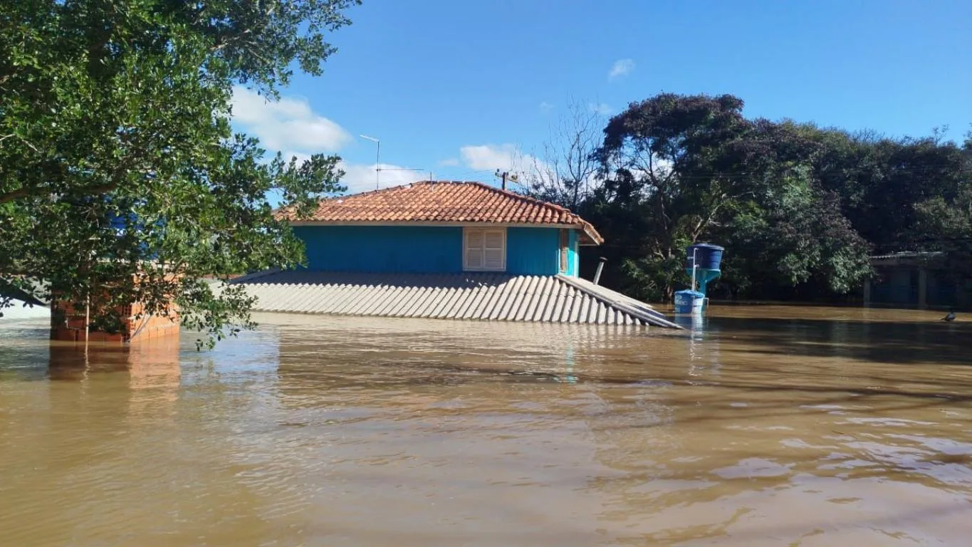 Em Monte Alegre, água subiu até o primeiro piso