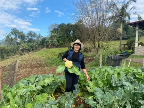 Celonia Kapp Wolschick tem uma horta que cuida com carinho (Foto: Júlia Brandenburg)