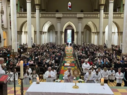 Destaque foi para a missa, que fez referência ao corpo e ao sangue de Cristo (Foto: Júlia Brandenburg)