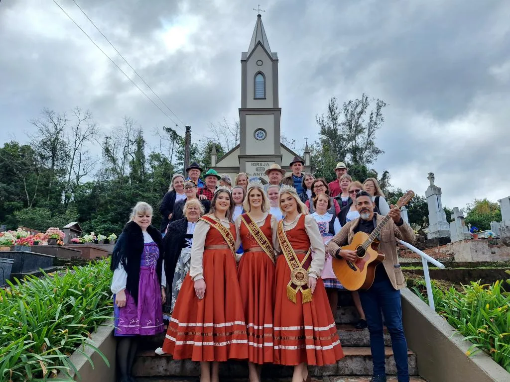 Rainha Bianca e as princesas Bárbara, Bianca e Júlia com demais integrantes da organização da festa (Foto: Divulgação)