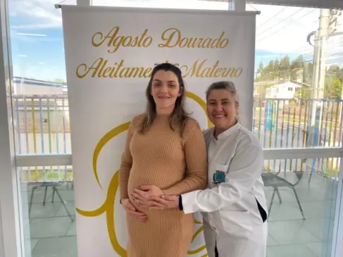 Mamãe Aline e a técnica em Enfermagem, Andrea Veiga: incentivo à amamentação é realizado durante a gestação (Foto: Júlia Brandenburg)