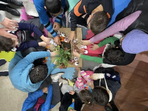 Crianças participam de oficinais e projetos pedagógicos com diversos voluntários (Foto: Débora Kist/Folha do Mate)