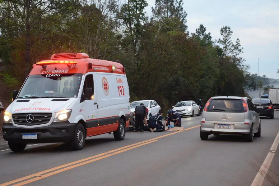  Caroneira da moto sofreu fratura, foi socorrida pelo Samu e encaminhada para atendimento médico (Foto: Alvaro Pegoraro)
