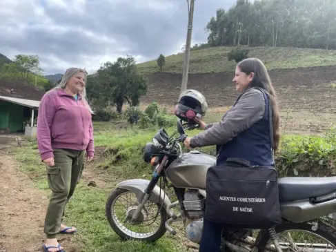 A agente de saúde, Marieli da Silva, chegando para visita na casa de Berenice Bechert, em Paredão Pires (Foto: Débora Kist/Folha do Mate)