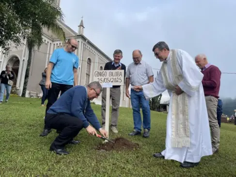 Árvore foi plantada para simbolizar os 150 anos da Igreja São Miguel (Foto: Cassiane Rodrigues)