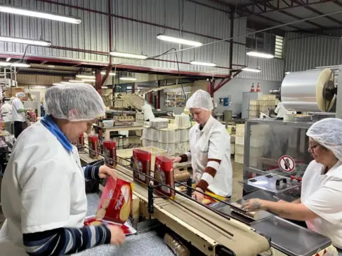 Uma das maiores empresas de Mato Leitão, a Biscobom Alimentos contribui com o bom desempenho na geração de emprego e renda (Foto: Divulgação/Biscobom)