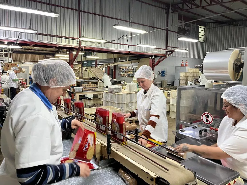 Uma das maiores empresas de Mato Leitão, a Biscobom Alimentos contribui com o bom desempenho na geração de emprego e renda (Foto: Divulgação/Biscobom)