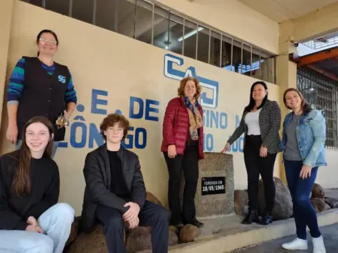 Sentados, os alunos Clara Hübner e Léo Theis. De pé, da esquerda para a direita, Josiane Metz (Kelly), da limpeza e manutenção; professora Rosane Lehmen; diretora Cláudia Neumann e professora Tatiana Nicolini (Foto: Débora Kist/Folha do Mate)