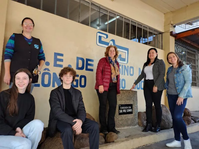 Sentados, os alunos Clara Hübner e Léo Theis. De pé, da esquerda para a direita, Josiane Metz (Kelly), da limpeza e manutenção; professora Rosane Lehmen; diretora Cláudia Neumann e professora Tatiana Nicolini (Foto: Débora Kist/Folha do Mate)