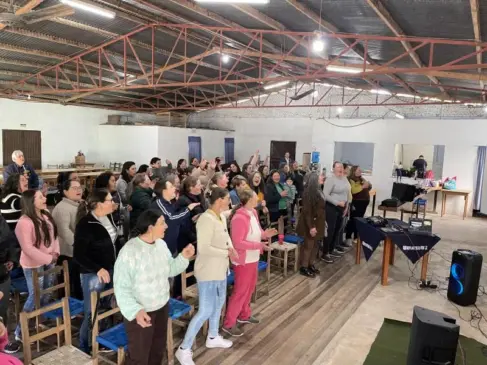 No salão de Linha Cachoeira, na quinta, 21, houve o encontro anual dos grupos Amigas da Serra e Unidas de Paredão, com mulheres acompanhadas pelo Cras Volante e Emater (Foto: Débora Kist/Folha do Mate)
