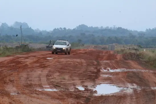 Em dias de chuva, barro dificulta o trânsito na ERS-244