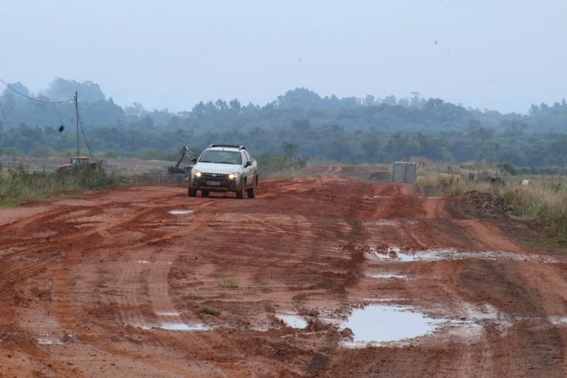 Em dias de chuva, barro dificulta o trânsito na ERS-244