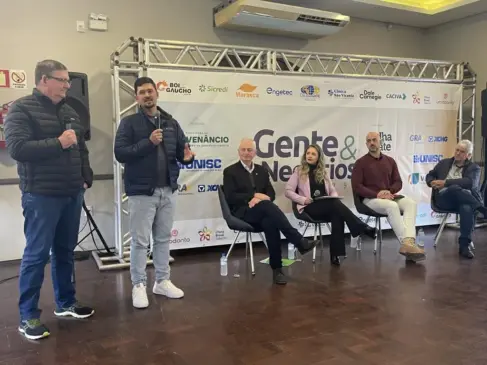 Em meio ao debate, Edson e Gustavo Hein relataram a experiência conjunto na lavoura